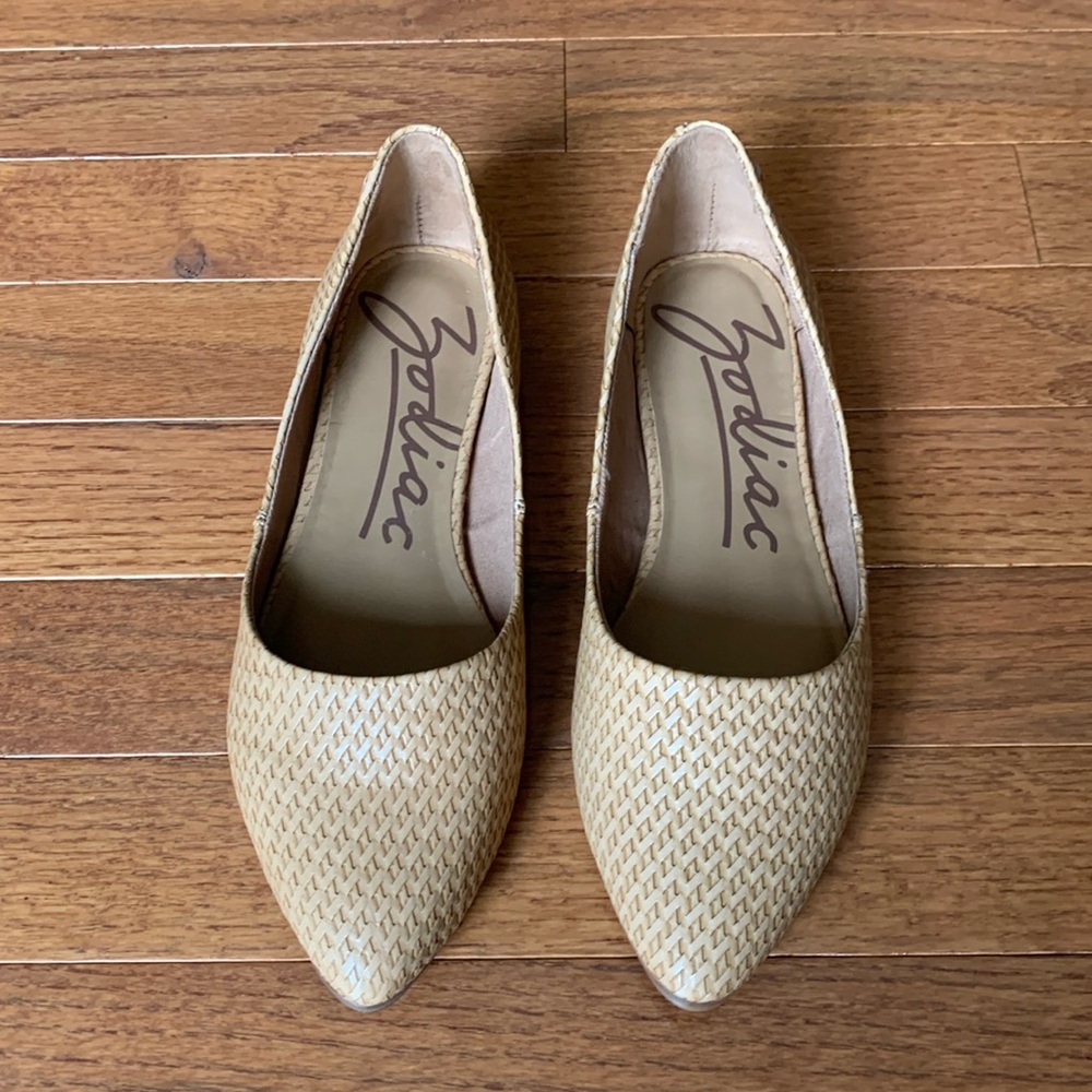 Zodiac Tan Flats Size 6